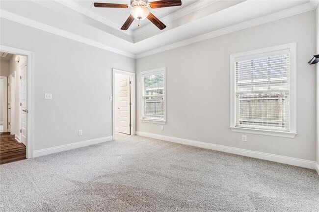 Building Photo - 856 Linlen Ave
