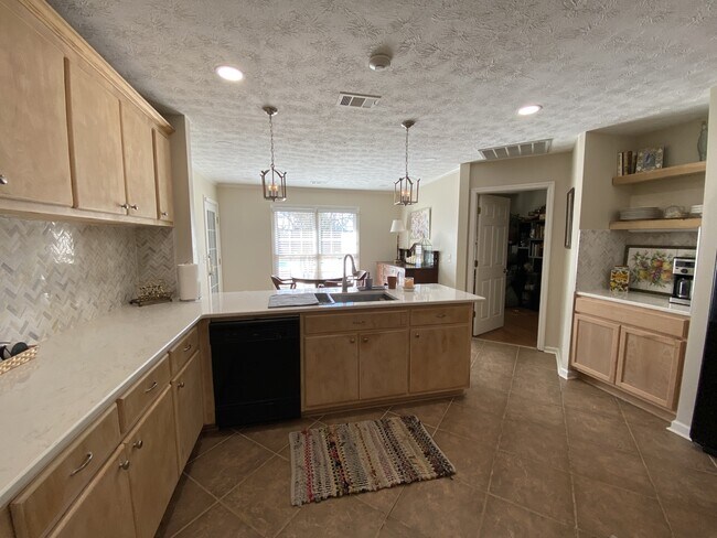 Building Photo - 5010 Emerald Isle Ct