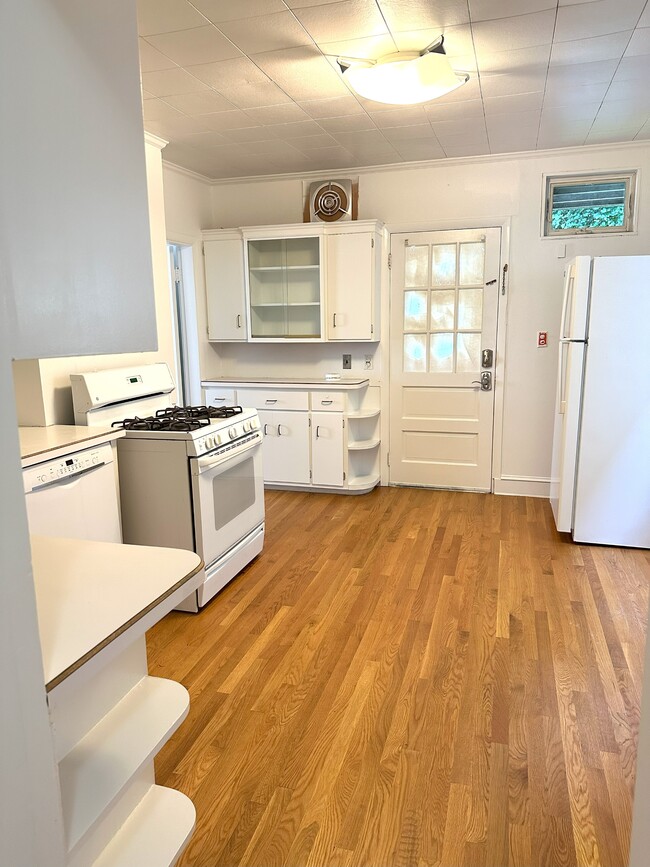 Building Photo - 30 Hall St