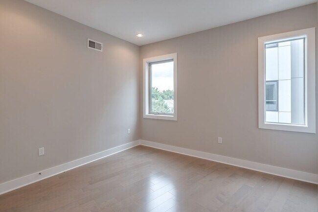 Building Photo - Northern Liberties Townhome with attached Garage