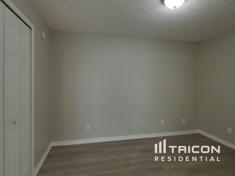 Building Photo - 2355 Island Club Way