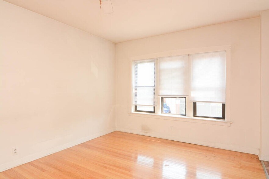 Building Photo - 2249 W Wilson Ave