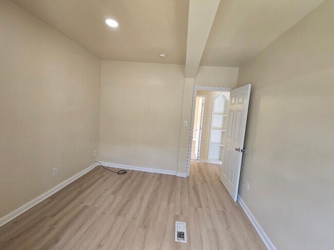 Building Photo - 559Groom1stfl&amp;2ndfl