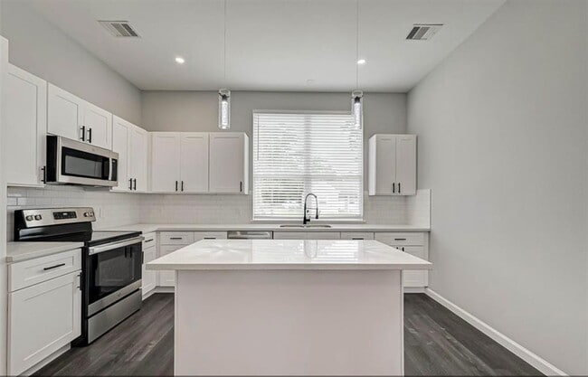 Building Photo - 7035 Goforth St