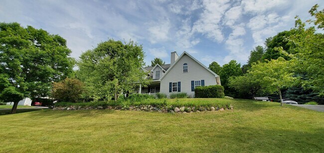 Building Photo - Spacious 5 Bedroom Executive Level Home