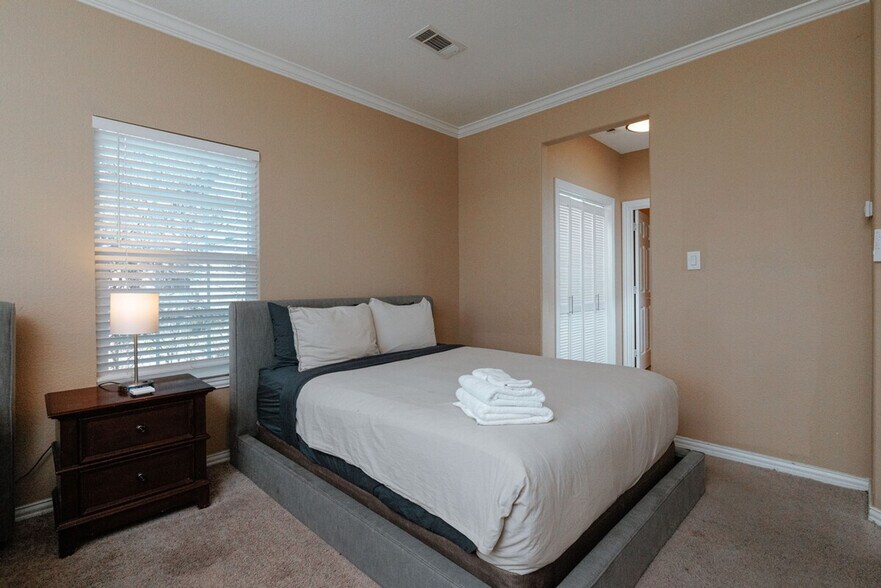Building Photo - 3051 Falls Dr