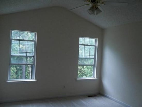 Building Photo - MOVE IN TODAY!  Large 4 bed 2 bath with bo...