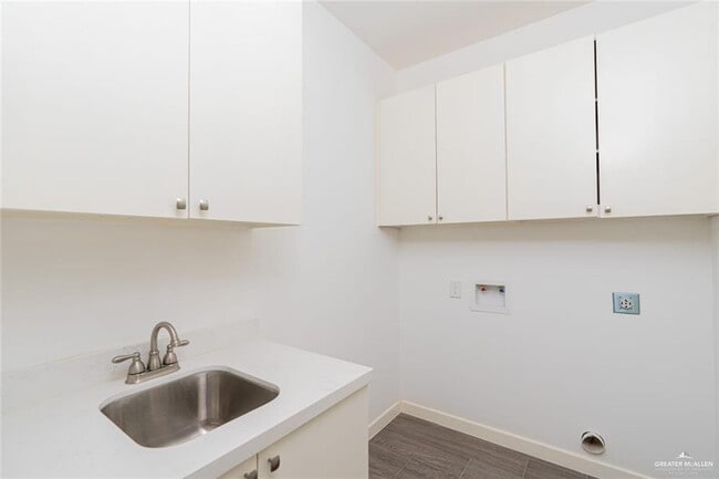 Building Photo - 16 Country Club Dr