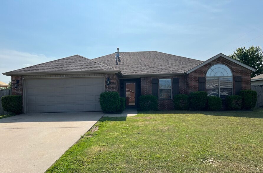 Primary Photo - 210 Willow Dr