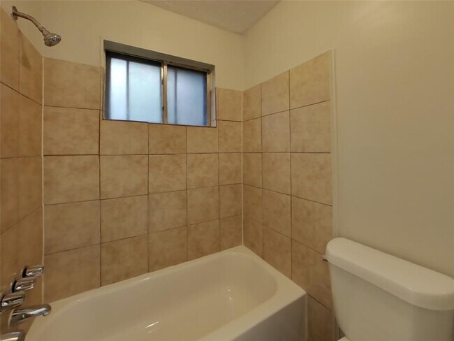 Building Photo - 120 WoodCrest Dr