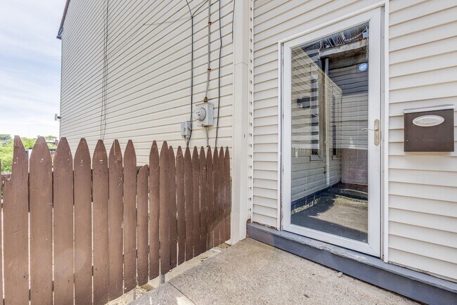 Building Photo - AVAILABLE NOW - Beautifully RENOVATED 3 Bedroom Home w/ TONS of Natural Light!