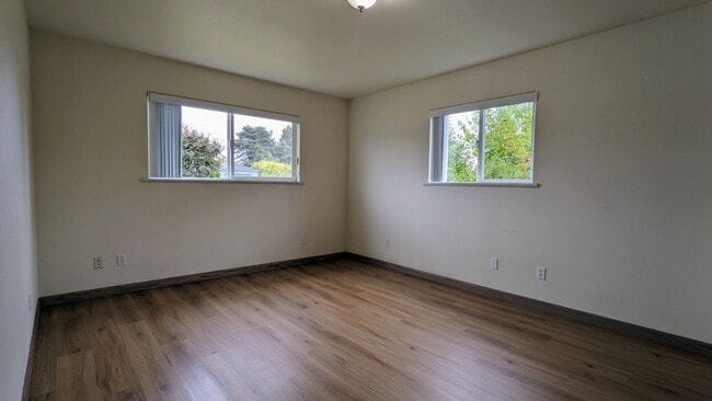 Building Photo - Conveniently located 3/2 home near Henders...
