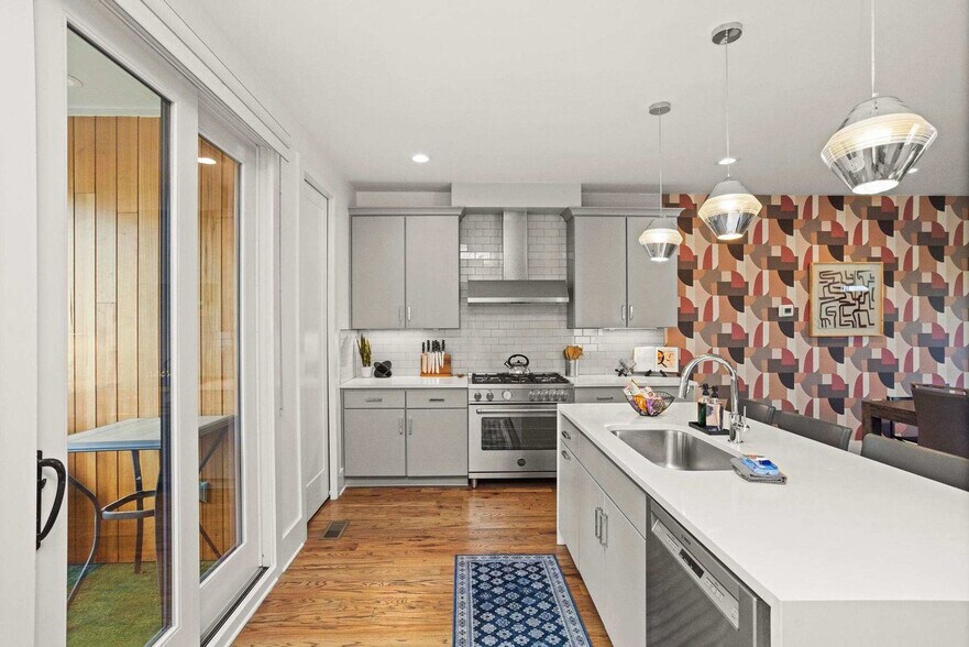 Building Photo - 770 E Argyle Ave