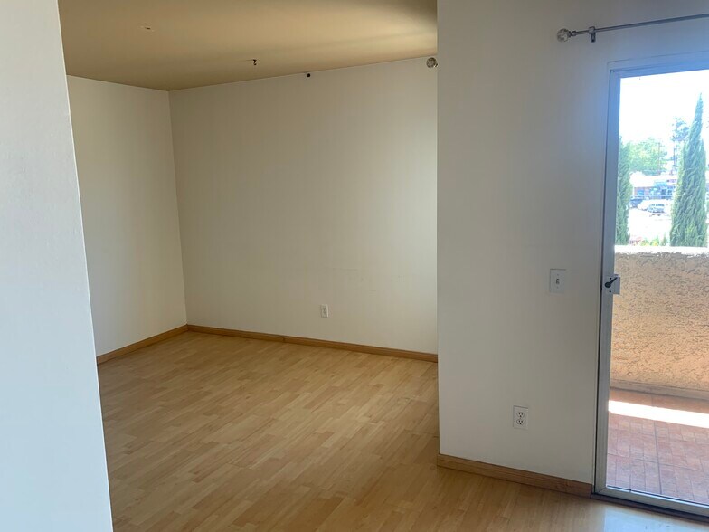 Den - 1422 Rock Glen Ave