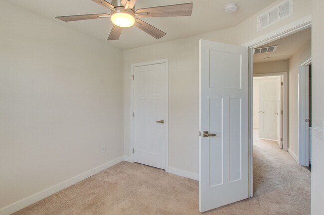Building Photo - 255 Goldenstar Ln