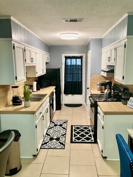 Building Photo - 2631 Manchester Dr