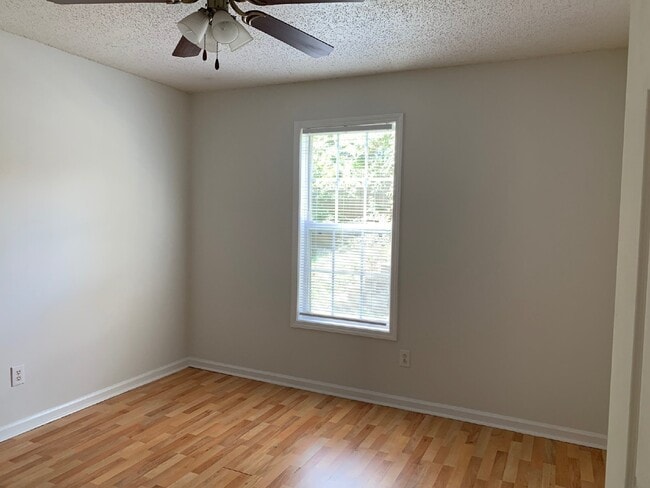 Building Photo - Very nice 2 bedroom and 1 bath apartment located in downtown Concord!