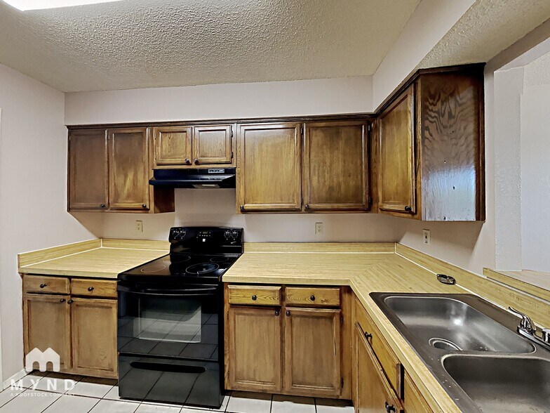 Building Photo - 5515 Brookview Ct