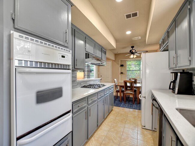 Building Photo - 21902 Meadowhill Dr