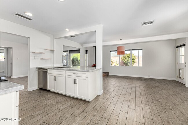 Building Photo - 3930 E Oak St