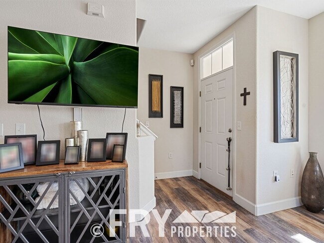 Building Photo - Beautiful Townhome in a Great Location