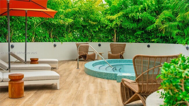 Building Photo - 700 NE 24th St