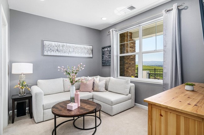 Building Photo - Jordan Ranch Townhouse 4 bed / 3.5 bath, G...
