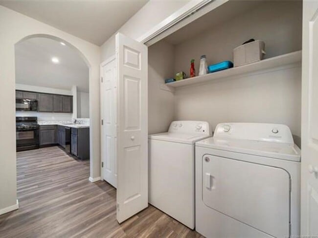 Building Photo - Spacious 3 Bed 2 Bath Home with 2 car gara...