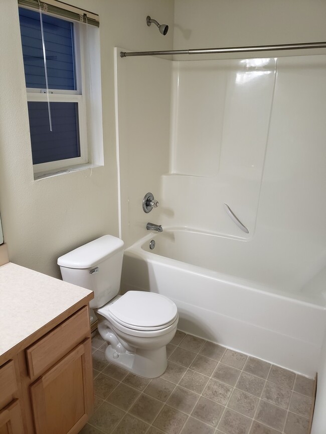 Building Photo - Gem Heights Spaciousness