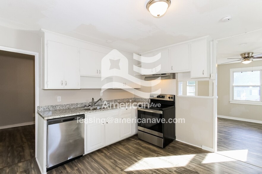 Building Photo - 663 Seymour Dr