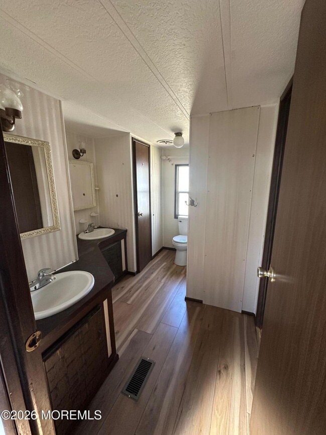 Building Photo - 16 Maplewood Dr