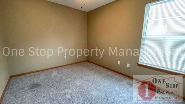Building Photo - Gorgeous 3 bedroom / 2.5 bathroom in Grain...