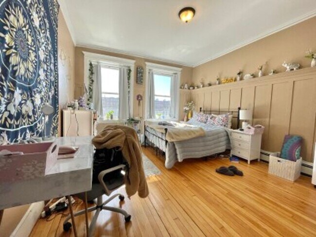 Building Photo - Renovated BU West 5 Bed/2 Bath on Glenville Ave.  Dog Friendly, Students Welcome.  Avail 9/1/2026