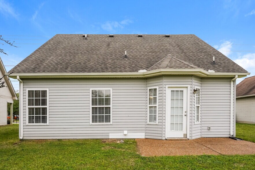 Building Photo - 1825 Lakewood Village Dr