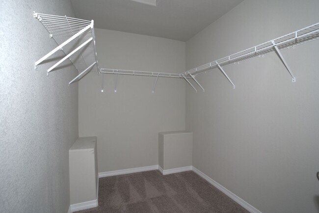 Building Photo - 5 Bed 3 Bath 3 Car Garage Rancher!!!