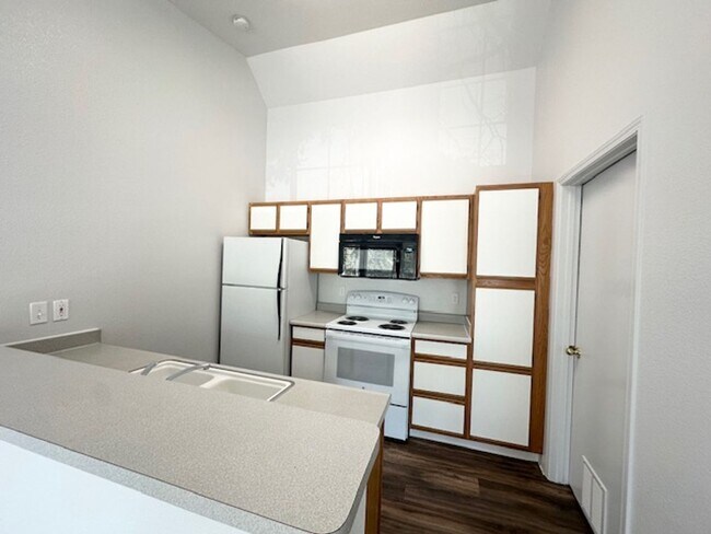 Building Photo - Fully renovated 2nd floor apartment available soon!