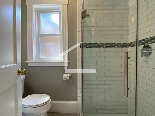 Building Photo - Washington Sq. Area, Heat, Hot Water Included, Lage Bedrooms, Eat-in Kitchen, Porch, Laundry on a...