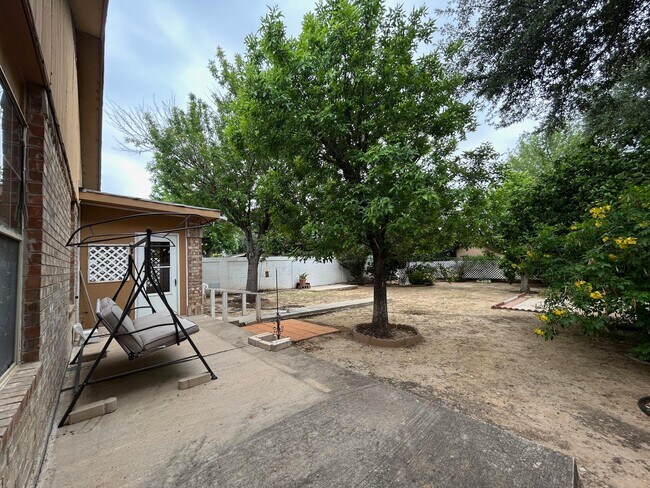 Building Photo - 126 Knoll Ave