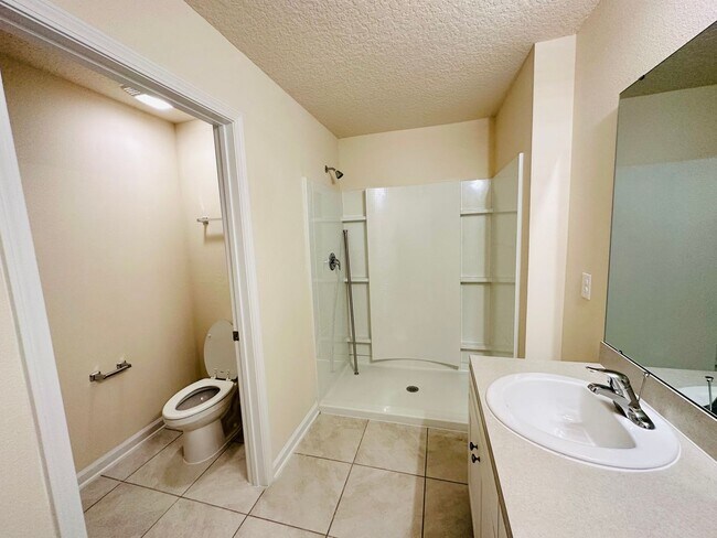 Building Photo - 3/2.5 Townhome in Bridgewater Community!