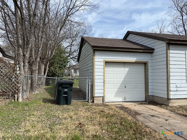 Building Photo - 515 W Kern Rd