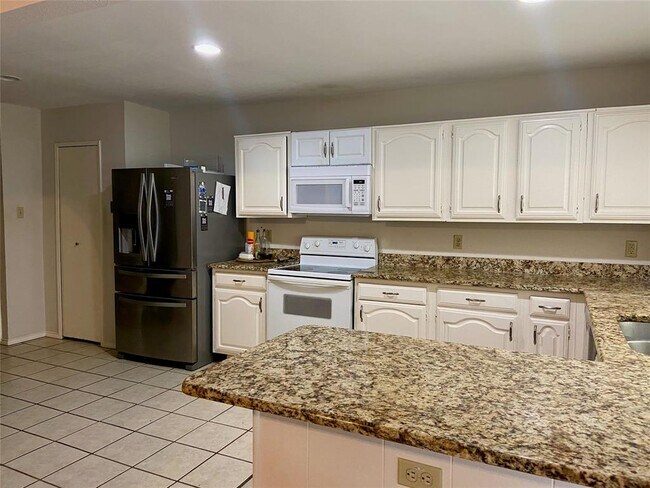Building Photo - 2706 Lindbergh Dr