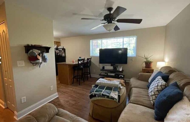 Building Photo - Amazing 2 Bedroom - 1 Bath Condo in Univer...