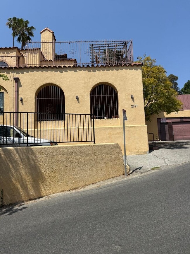 Building Photo - 2071 Vista Del Mar Ave