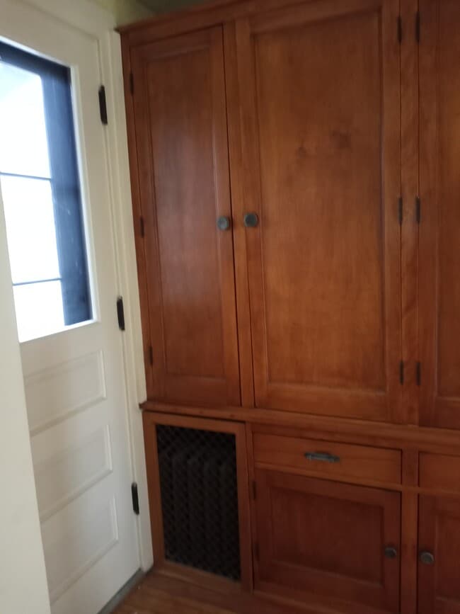 Building Photo - 630 E Holmes St