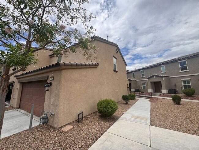 Building Photo - Charming 2-Story Townhome | 2 Bedrooms, 2 Baths & Community Pool