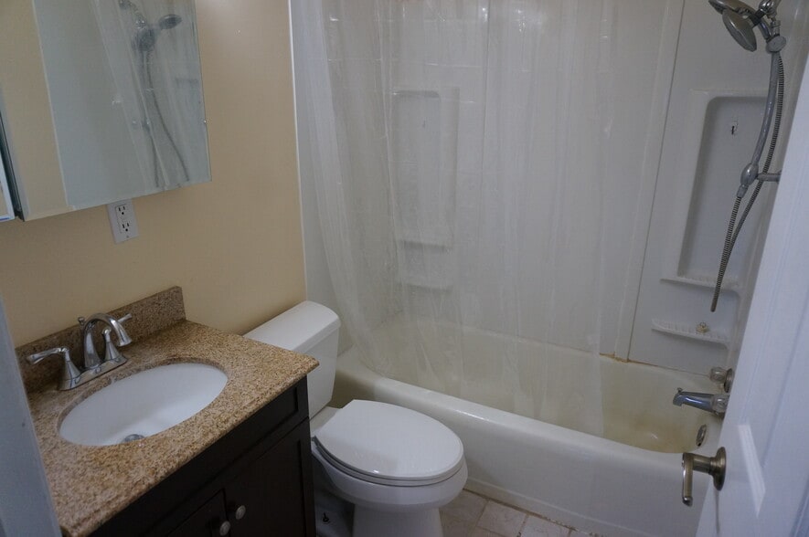 Upstairs Bathroom - 1324 W 4th St