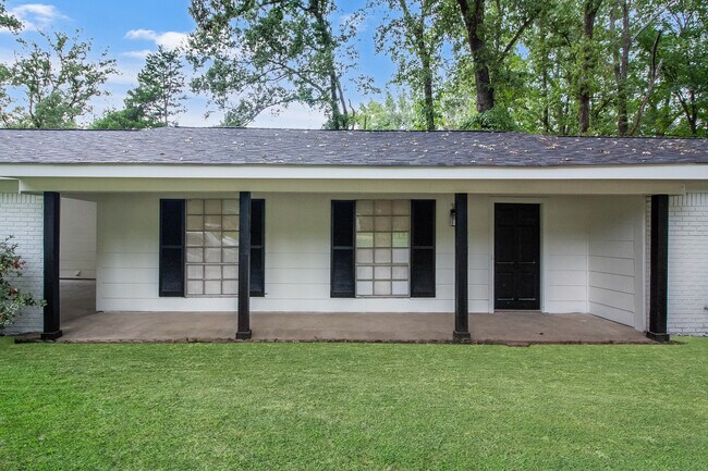 Building Photo - 1027 Tanglewood Dr