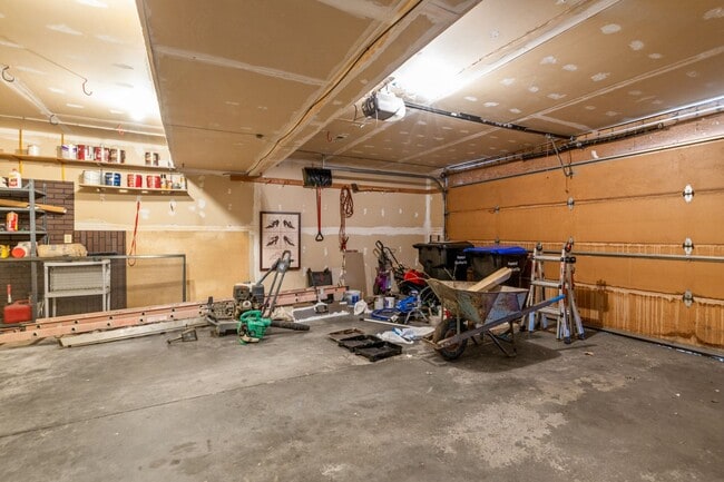 Building Photo - 3704 Meadowbrook Dr