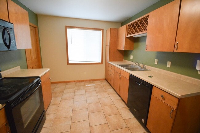 Building Photo - Beautifully updated home in prime downtown location!