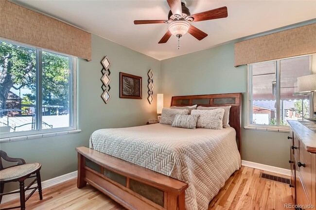 Building Photo - West Highlands - Amazing 32nd Ave, 2 Bed, 1 Bath Unit in Duplex- Shared Yard/Common Space